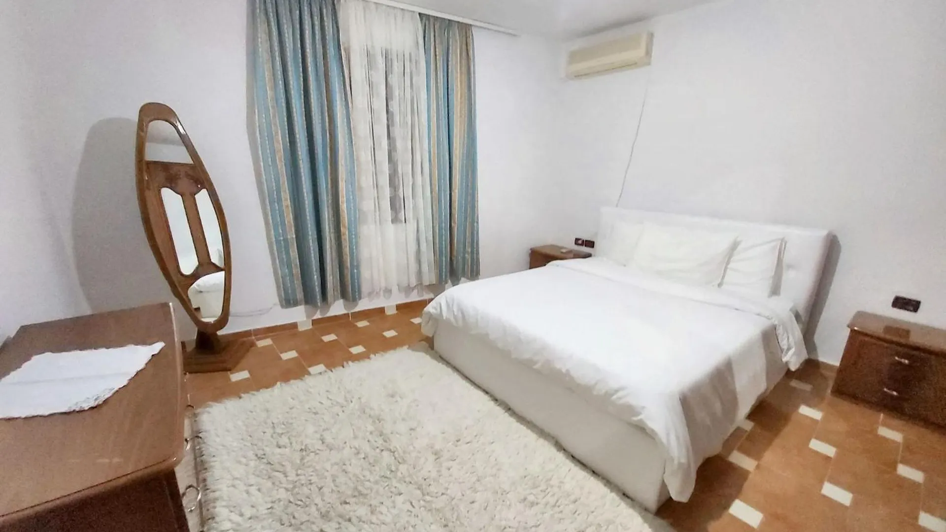 別荘 Spacious House In Berat With Secure Parking.